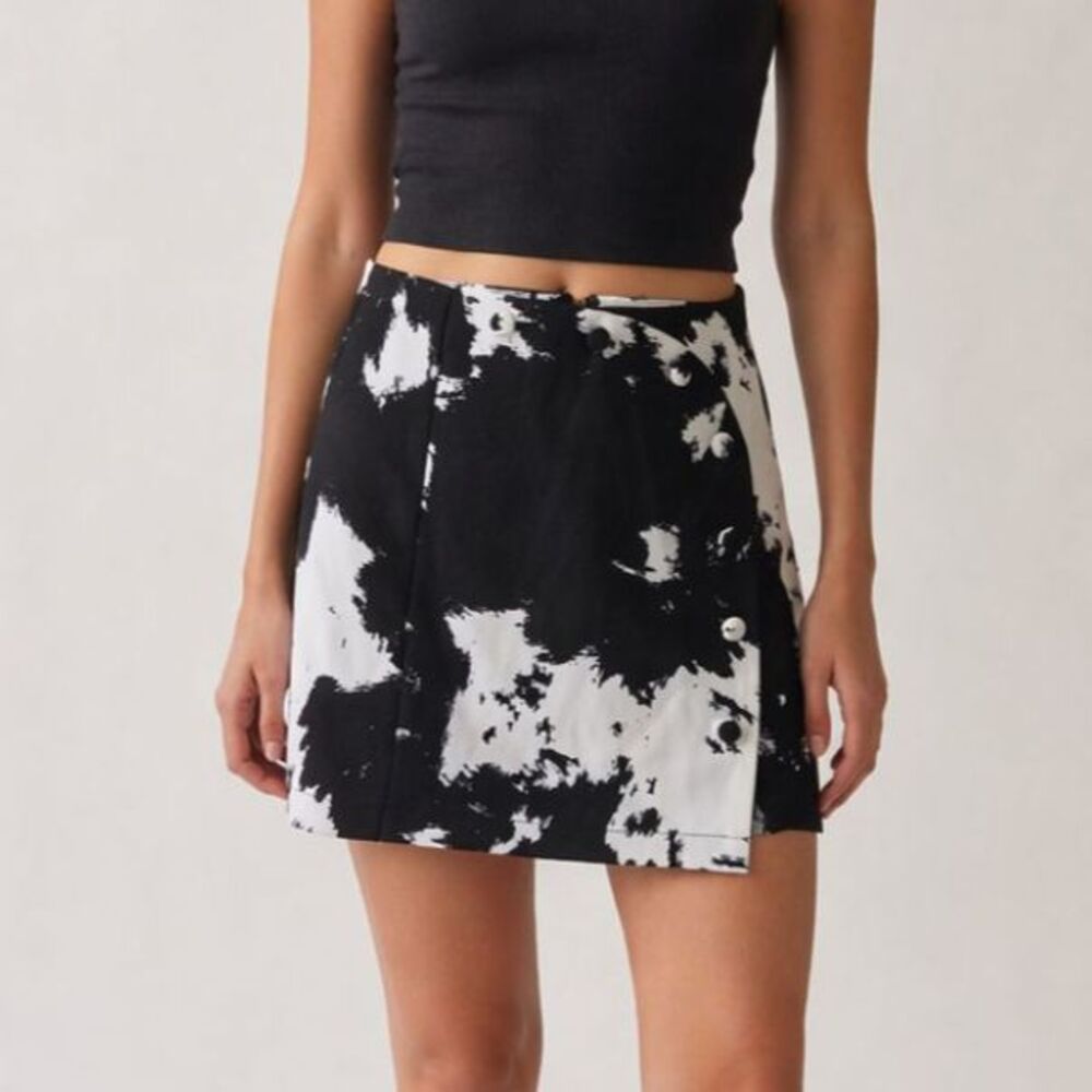 Urban Outfitters Wrap Mini Skirt Black White Abstract Print Button Front XS NWT
